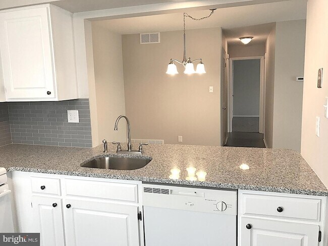 Building Photo - 560 Shetland Ct
