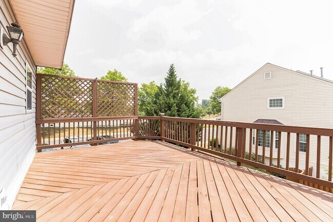 Building Photo - 210 Golden Larch Terrace NE
