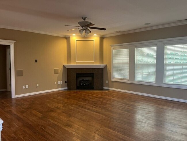 Building Photo - Bentonville 4 bedroom 3 car garage home ne...