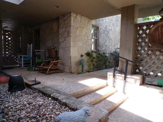 Building Photo - 302 Riverhill Blvd