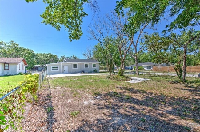 Building Photo - 2002 E Hanna Ave