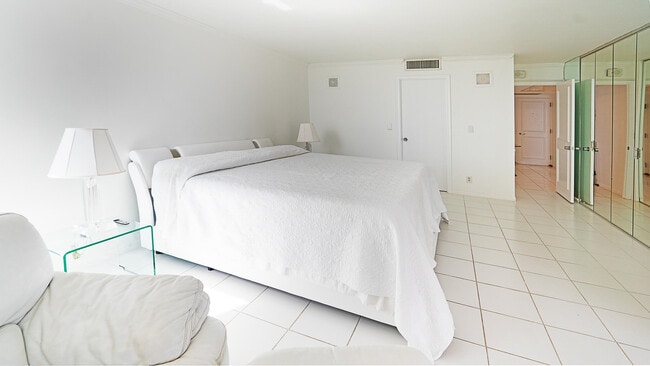 Building Photo - 5540 N Ocean Dr