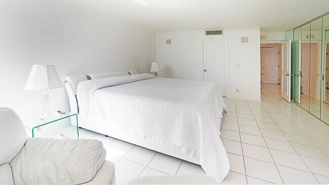 Building Photo - 5540 N Ocean Dr