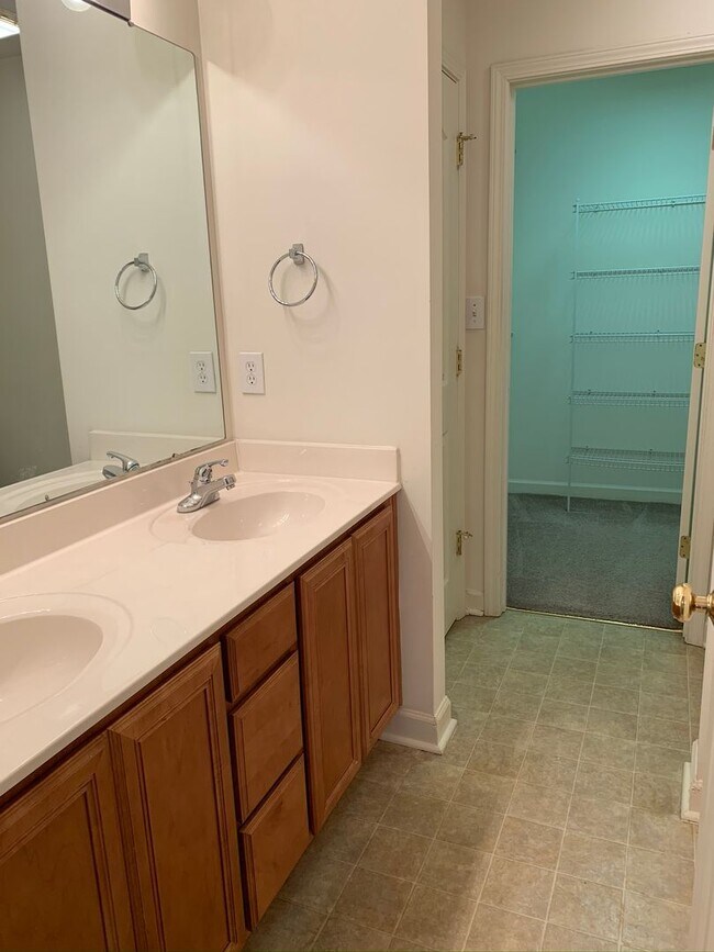 Building Photo - 203 Clusters Cir