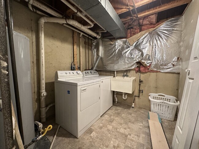 Building Photo - Townhouse with Woods Views and Community Amenities in Centreville