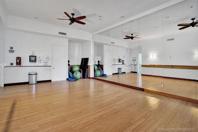 Building Photo - 3255 NE 184th St