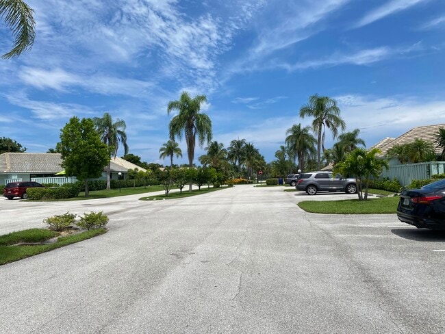 Building Photo - 1127 E Seminole Ave