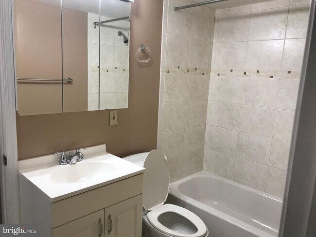 Building Photo - 1040 Warbler Pl