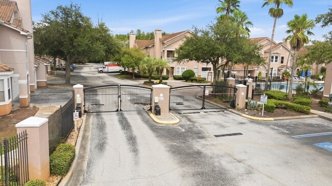 Building Photo - Absolutely Stunning 3 BR/2 BA/2 Car Garage Condo in gorgeous Gated New Tampa resort style community.