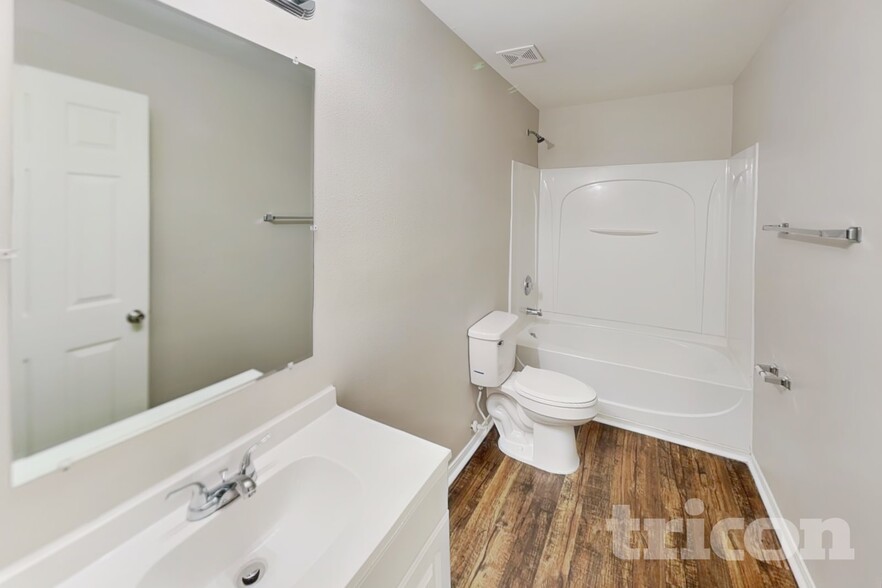 Building Photo - 4003 Larkhaven Village Dr