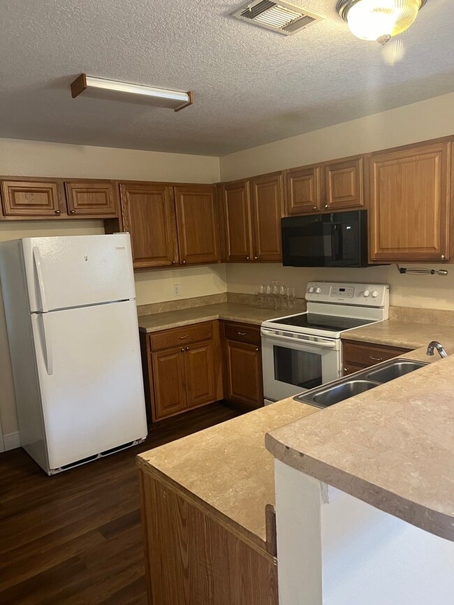 Building Photo - Beautiful 2/1 House in pass Christian, MS