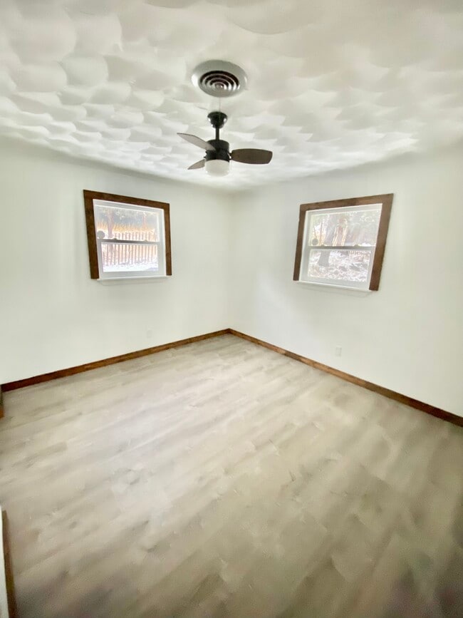 Building Photo - 405 Mary Dr