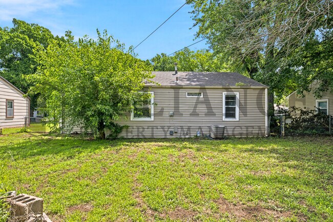 Building Photo - 4421 S Oak Ave