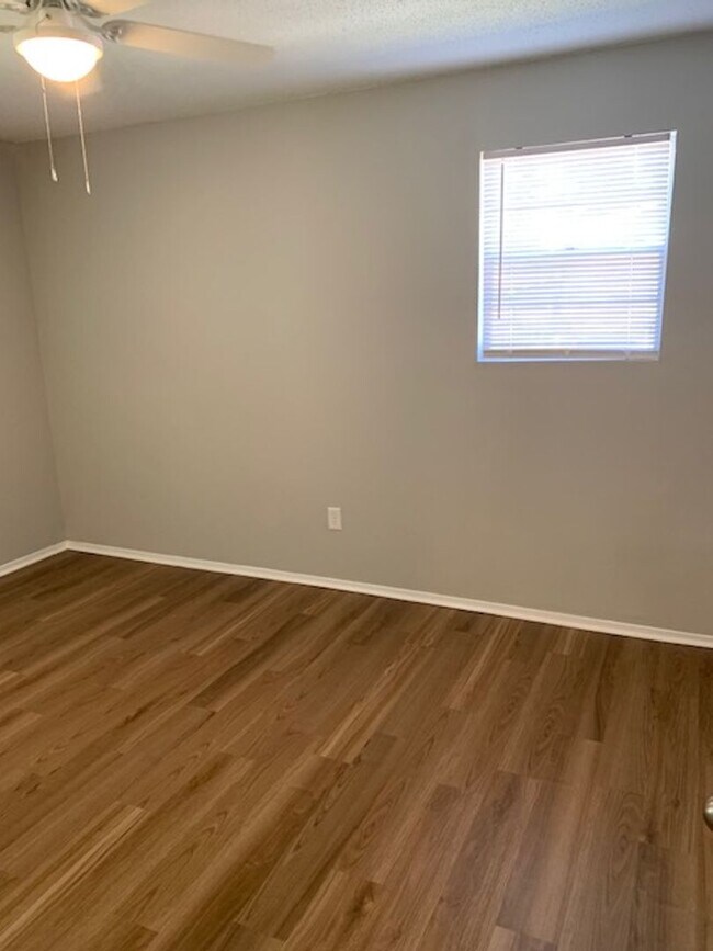 Building Photo - Located in McDuffie Woods Subdivision