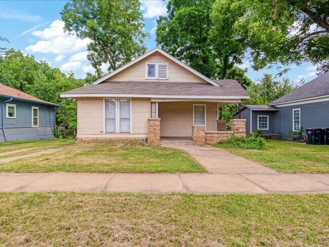 Primary Photo - 533 E Woodard St