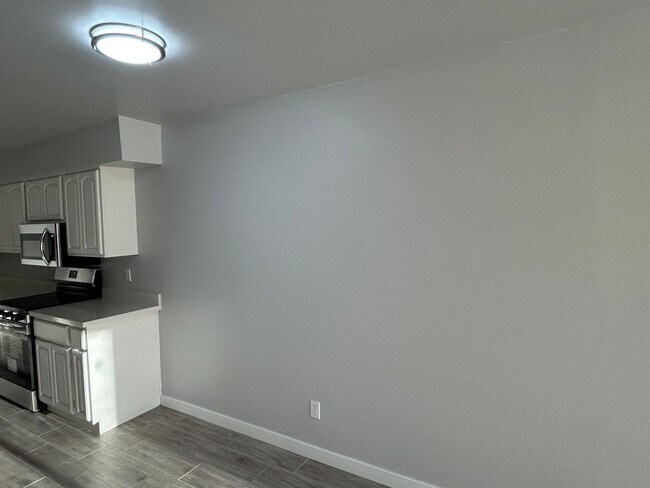 Building Photo - Brand New Remodel, 2 Bedroom, 2 Bathroom, ...