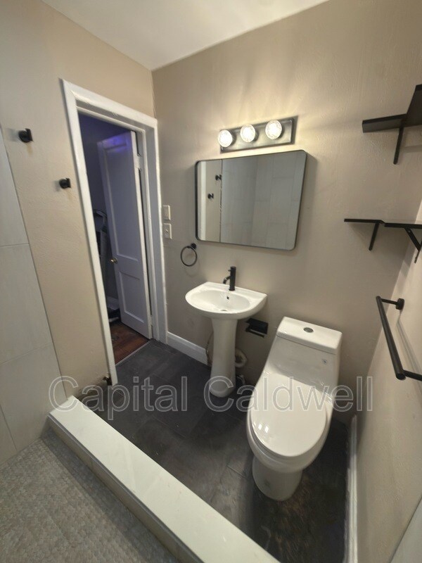 Building Photo - 304 E Hanna Ave