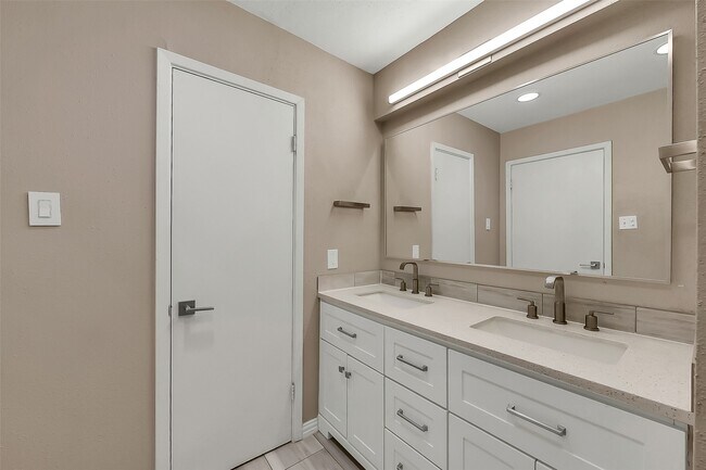 Building Photo - 2425 Augusta Dr