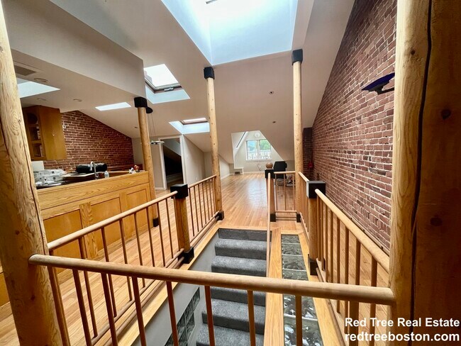 Building Photo - 1682 Beacon St