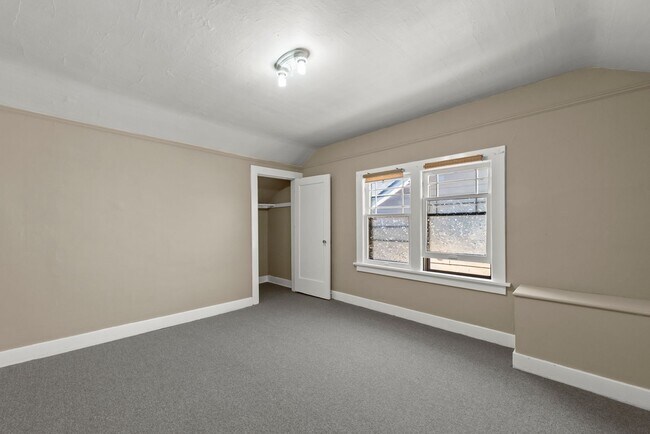 Building Photo - Private Room in Spacious 7-Bedroom, 3-Bath...