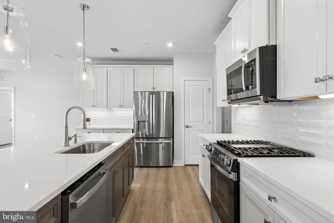 Building Photo - 1611 POTOMAC SHORES Pky