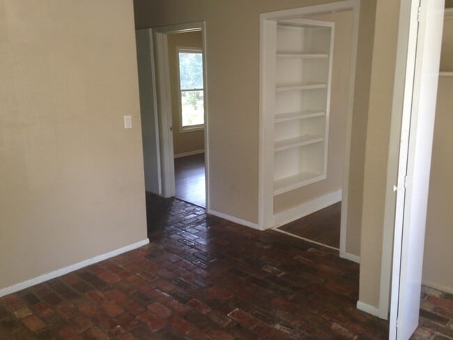 Building Photo - 1104 N LBJ Dr