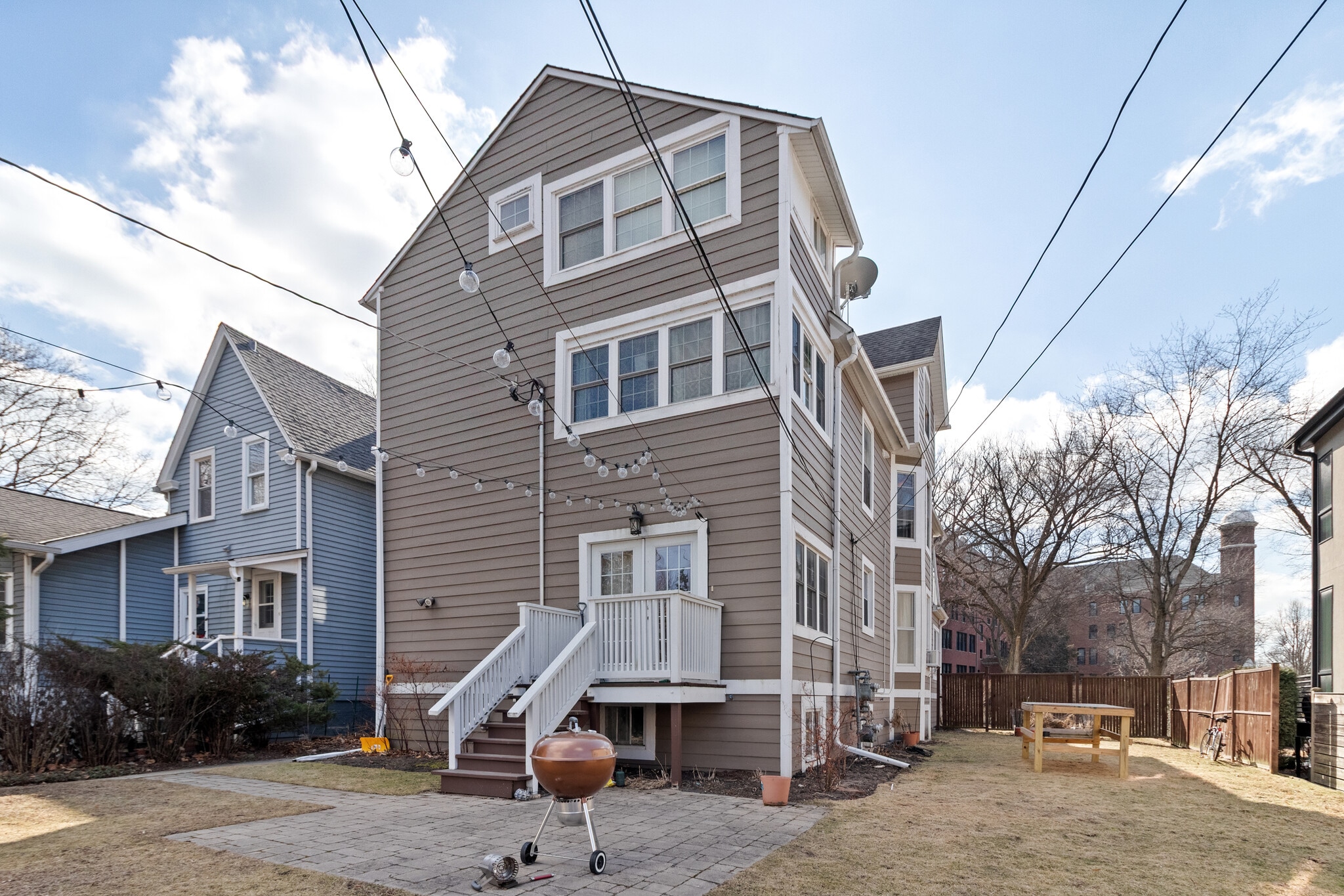 Building Photo - 1121 Leonard Pl