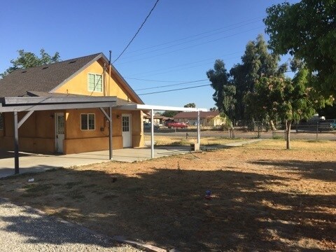 Building Photo - 3 bedroom/2 bath house WIL VERY LARGE LOT