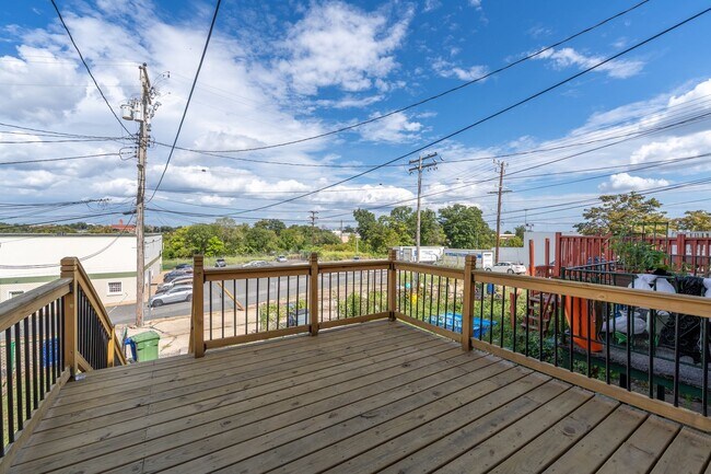 Building Photo - 1055 Parksley Ave