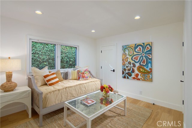 Building Photo - 2572 Bayshore Dr