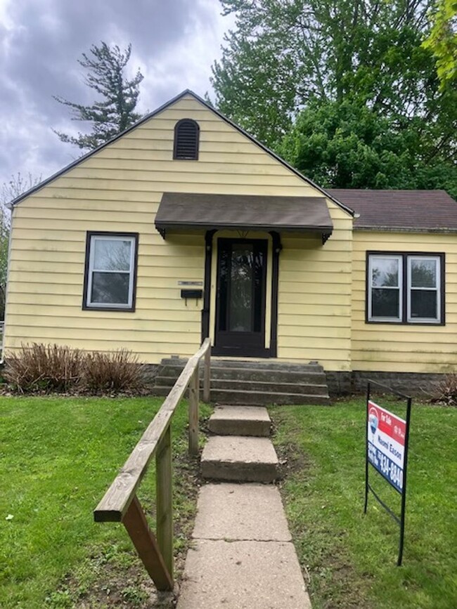 Primary Photo - cozy 2 bed house