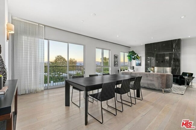 Building Photo - 2391 Roscomare Rd