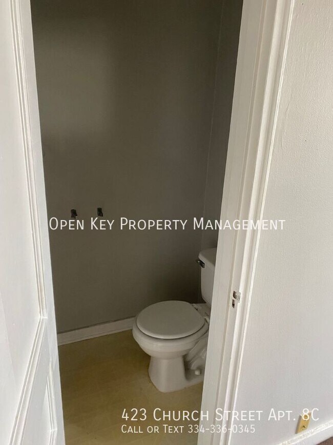 Building Photo - Personal and Cozy 2 Bed 1.5 Bathroom Apart...