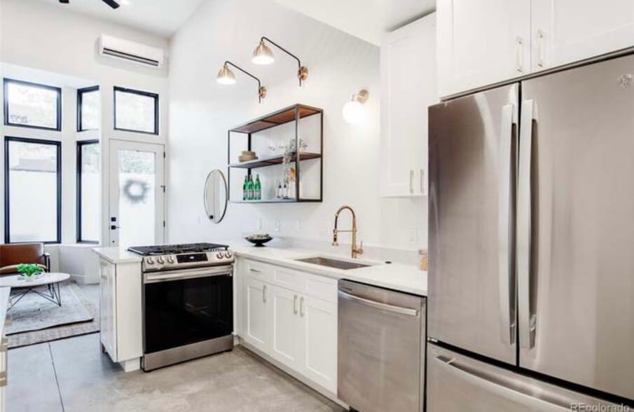 Building Photo - 807 E 22nd Ave