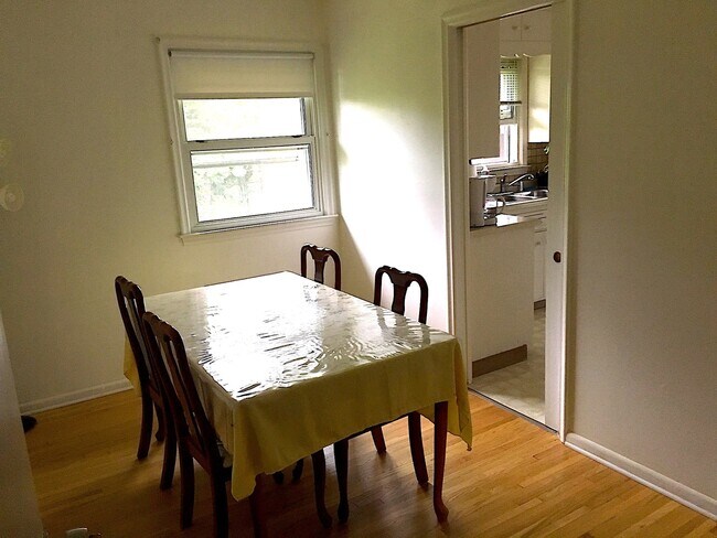 Building Photo - Great Home W/Detached Garage, Close to Campus!