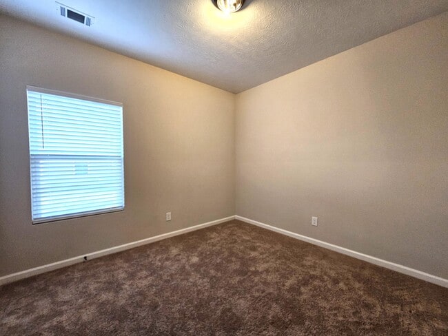 Building Photo - 3103 Easton Dr