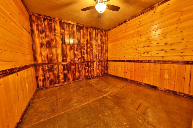 Building Photo - Rustic Home in Heart of Martin!