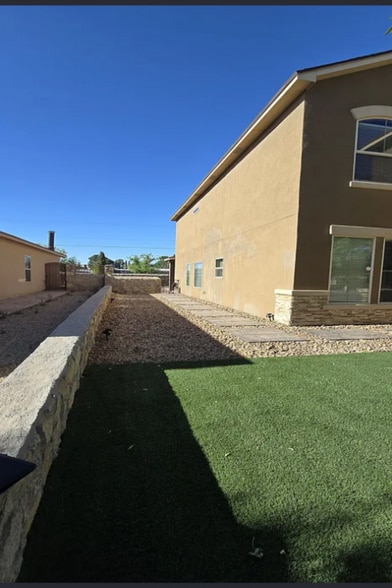 Building Photo - 13844 Hollywood