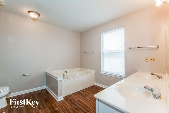 Building Photo - 218 Greenshire Ln