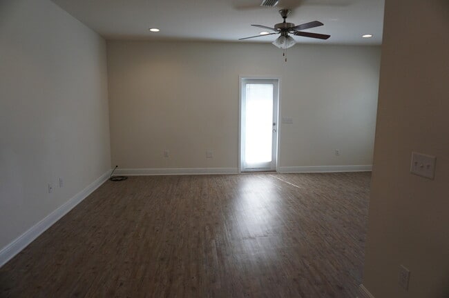 Building Photo - 171 Iron Horse Dr E