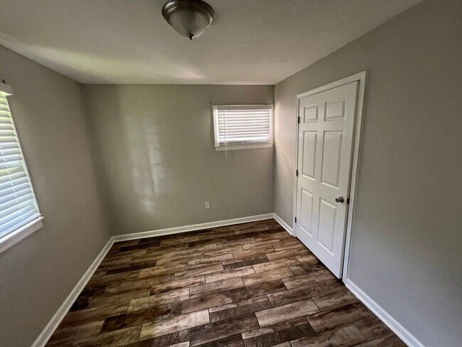 Building Photo - Charming 3BR Rental Featuring Granite Counters & Gas Range
