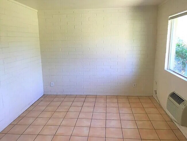 Building Photo - Spacious 1BR Single-Level Unit with Utilit...