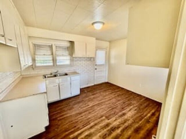 Building Photo - $100 off rent per month for 12 months + 50...