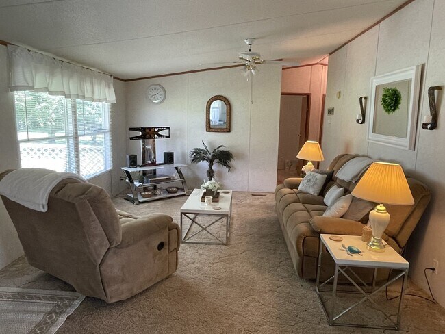 Building Photo - Furnished 3 bedroom 2 full bathroom Manufa...