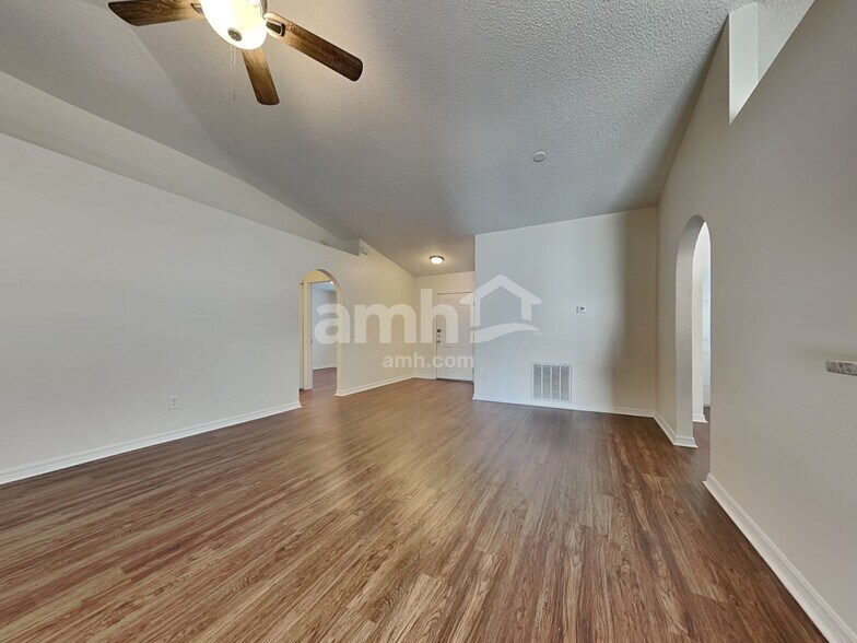 Building Photo - 914 Stallion Way