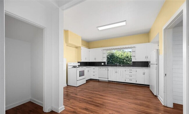 Building Photo - Charming Craftsman Rental in a Prime Bellingham Location