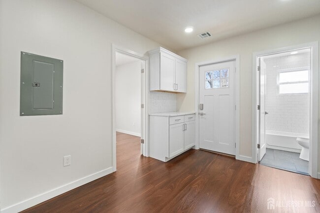 Building Photo - 826 George St