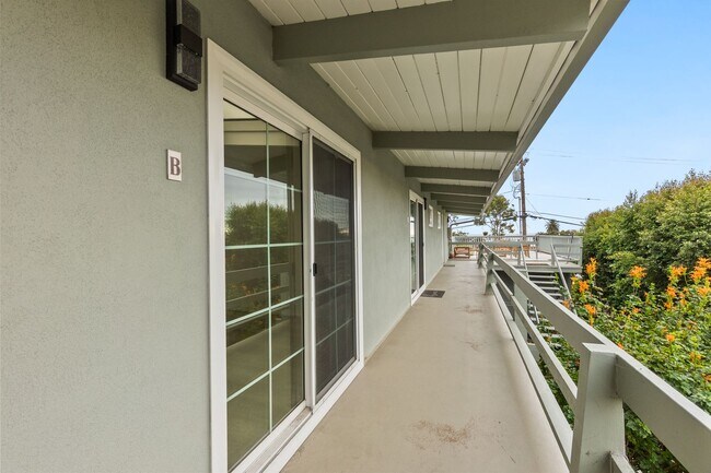 Building Photo - Catalina Apartments