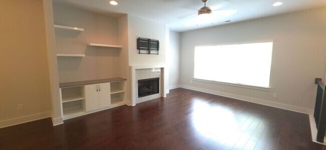 Building Photo - Beautiful Townhome in Doraville - Gated Community!