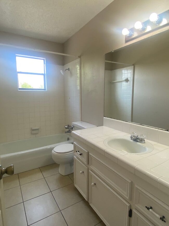 Building Photo - LARGE 4 BEDROOM BELTON ISD